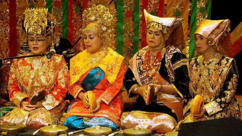 Empat wanita berdendang dalam ketukan rebana