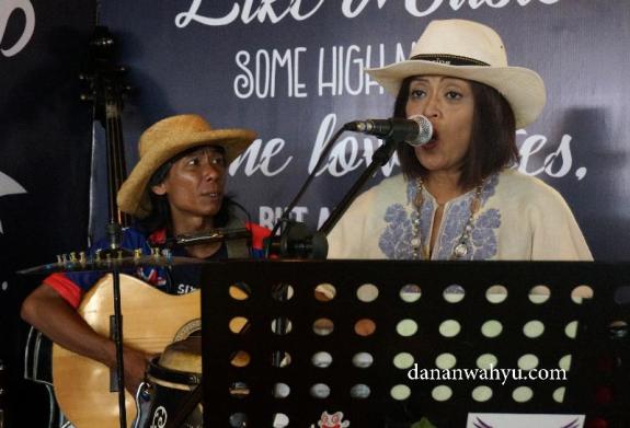 live music saat Grand Opening Kopi Raya