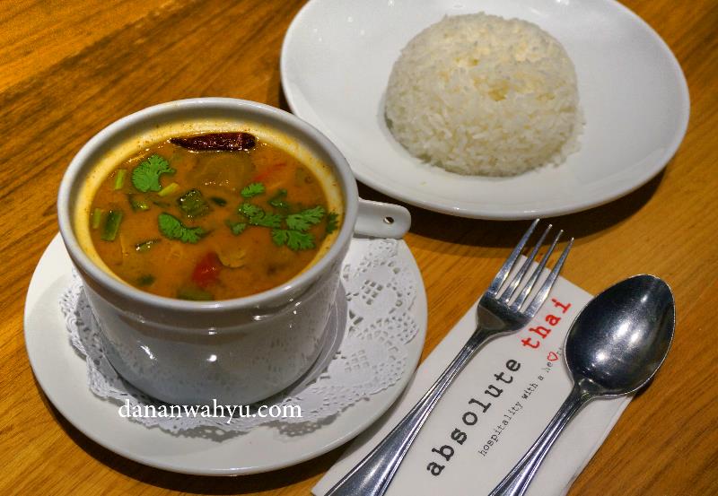 Tom Yam Seafood dan Nasi putih , pasangan serasi. Kamu?
