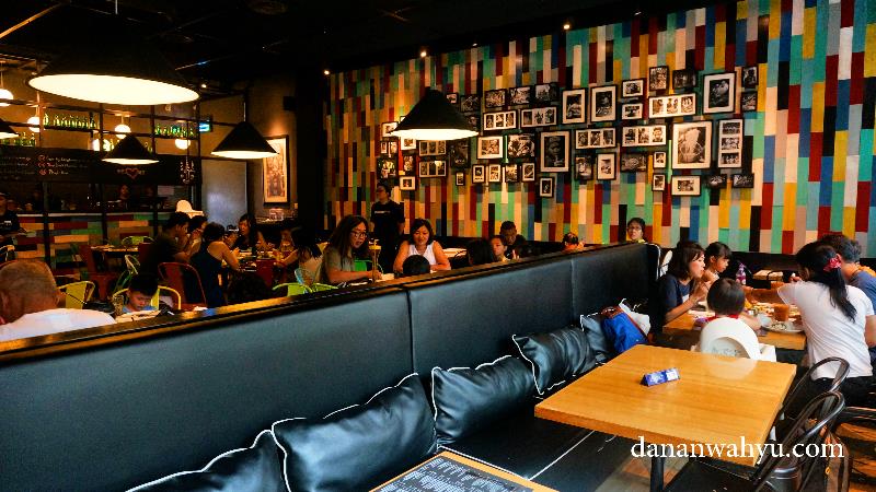 Sofa panjang di depan resto