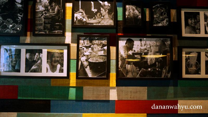 Foto hitam putih di atas ornamen kayu warna warni