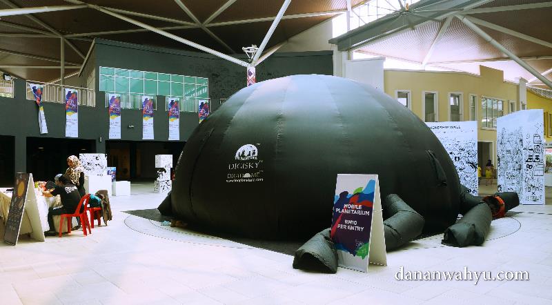 mobile planetorium - tempat mengintip alam semesta 