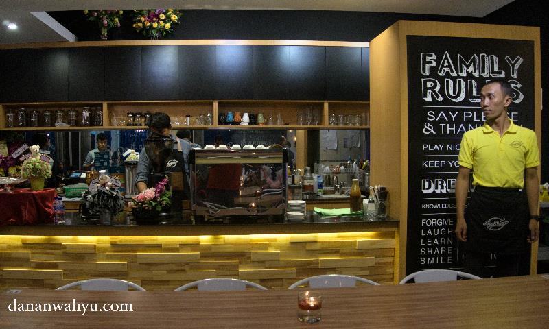 interior didominasi kayu 