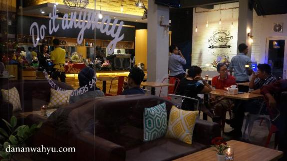 ada sofa nyaman bergaya klasik 