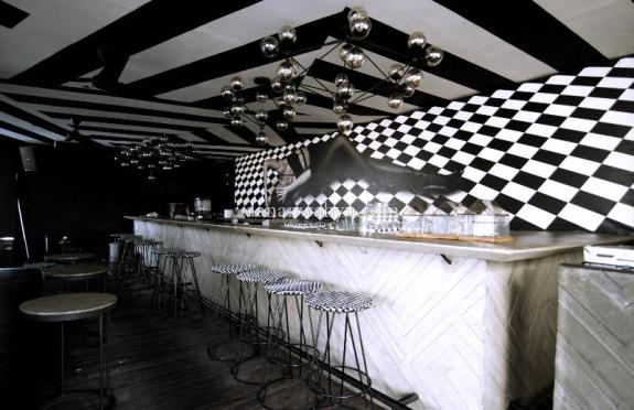 Desain dan warna hitam putih mendominasi bar Artotel
