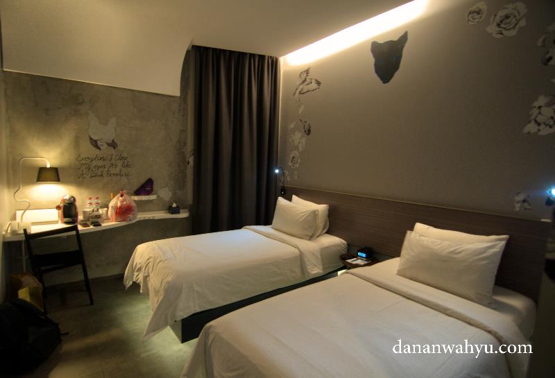 dekorasi dinding kamar saya tidak terlalu heboh seperti kamar lainnya 