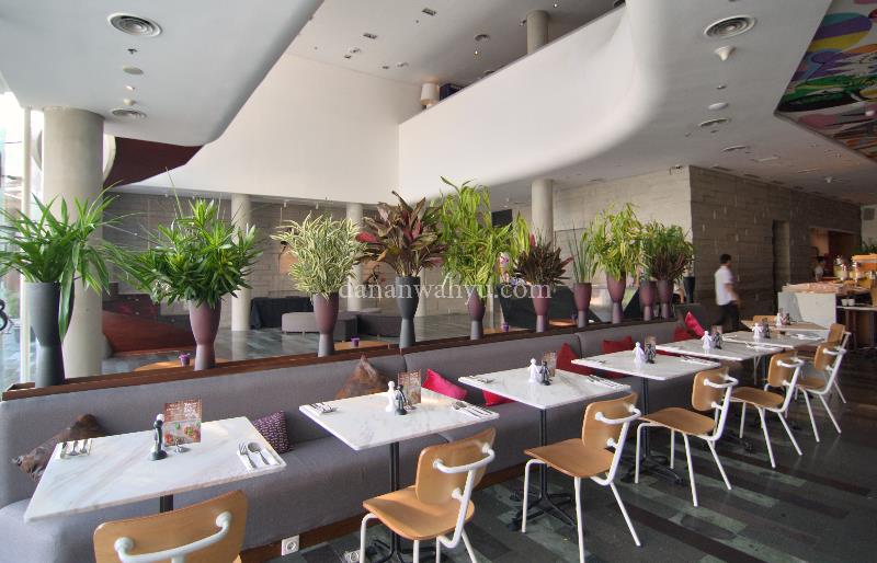 Resto yang berbatasan langsung dengan lobi