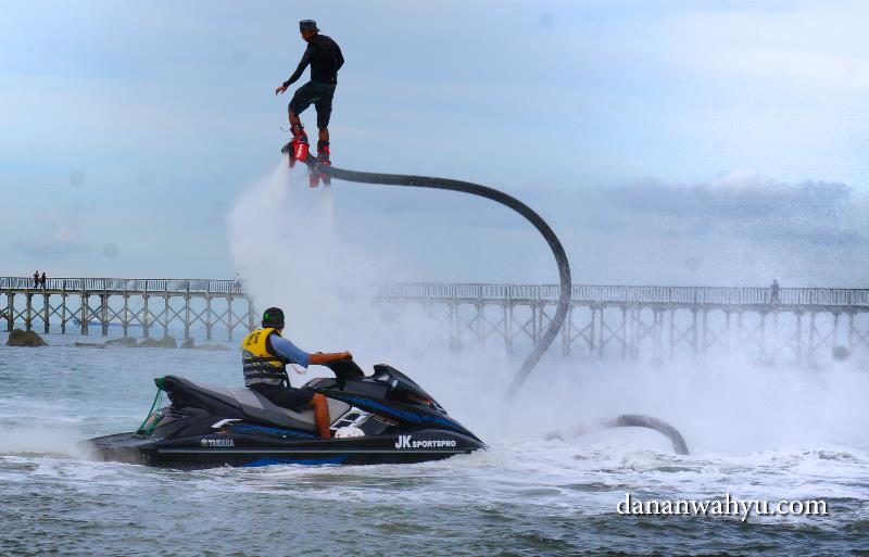 flyboard dikendalikan oleh jetski