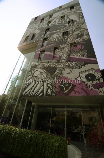 tampilan muka Artotel menonjol di antara bangunan lain 