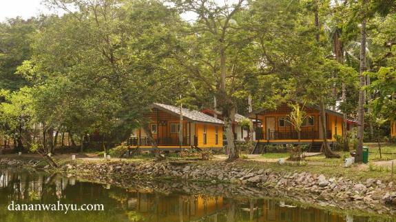 bangunan di sisi sungai kecil bagai di kampung 