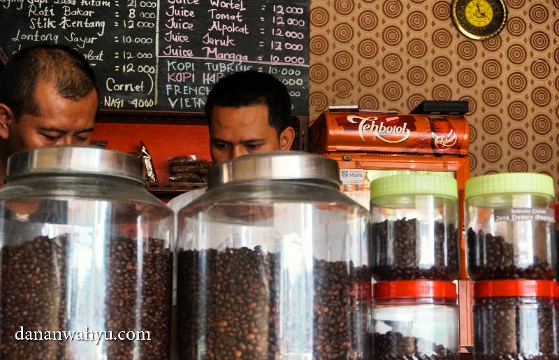 toples besar dan kecil berisi kopi dari seluruh nusantara