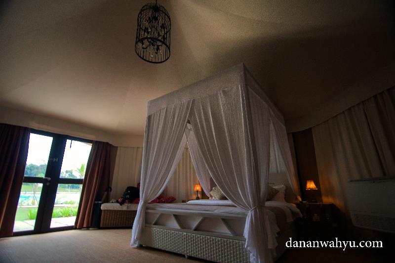 tempat tidurnya uyeh banget untuk pasangan honeymoon
