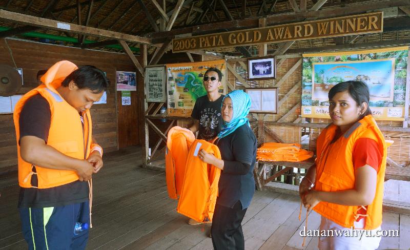 Pengarahan mengenakan jaket keselamatan sebelum berwisata Mangrove