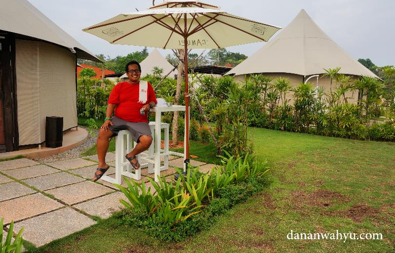 nongkrong santai di depan tenda