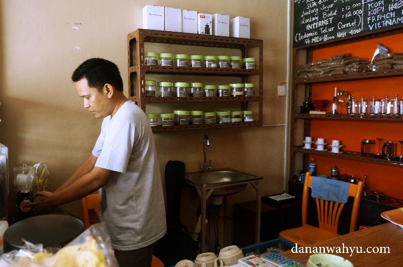 serius Ipul meracik kopi