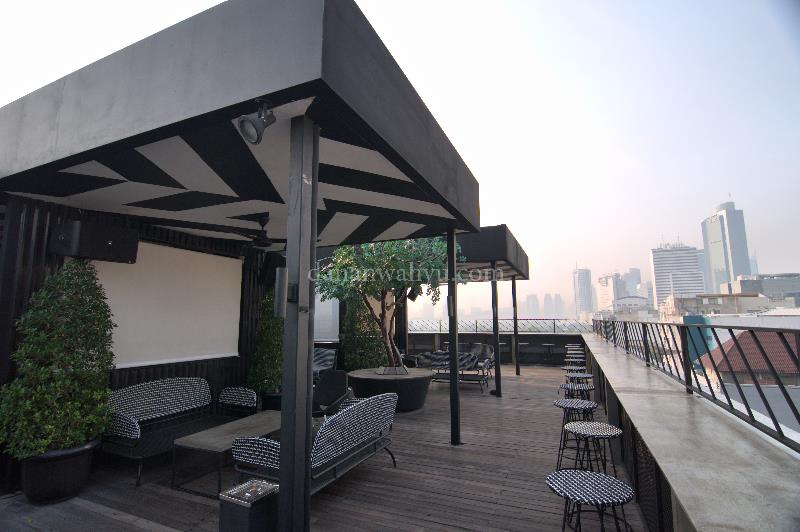 Pemandangan Bar di Roof Top Artotel
