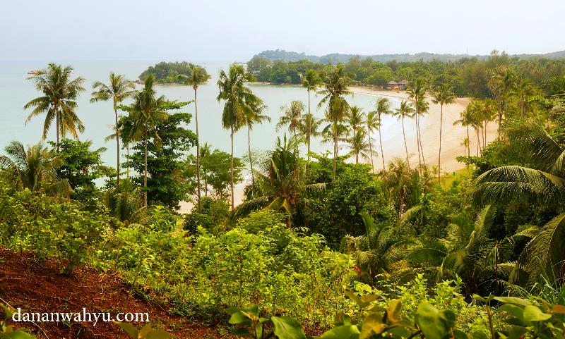 pemandangan dari kolam renang parkir Indra Maya Villas