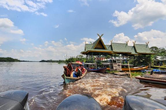 pelabuhan kecil di sisi sungai Kampar