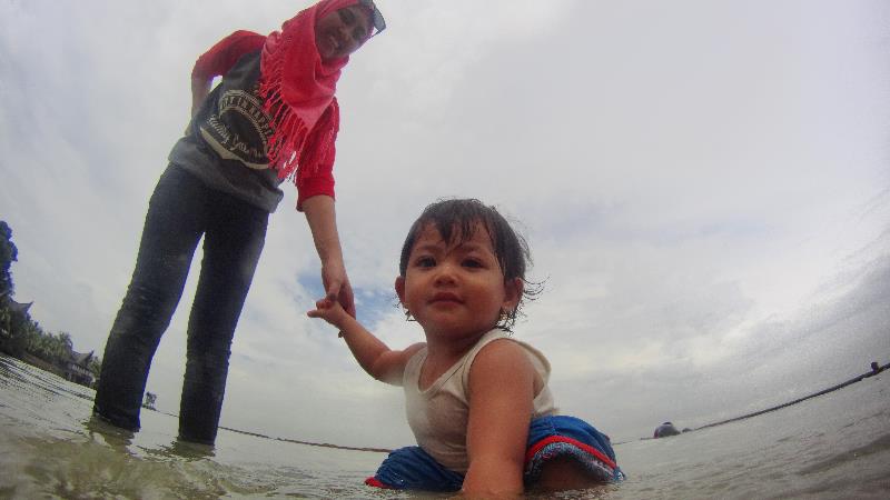 Tak Takut - Nongsa, Batam. Aku tidak takut dengan ombak di pantai, asal Bunda ada di sisiku. Ia tak pernah melarangku bermain air dan pasir. Genggam erat lembut tangannya selalu membuatku nyaman dan percaya diri.