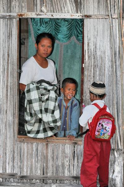Melindungi - Mata wanita menatap tajam,ada rasa tak nyaman ketika lensa kamera membidik sepenggal kisah pagi di Riung. Ibu selalu ingin melindungi buah hatinya, antena kewaspadaan akan terangkat spontan jika sang buah hati terancam. 