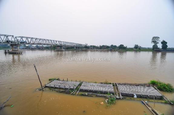 jembatan membelah sungai Kampar di Pangkalan Kerinci