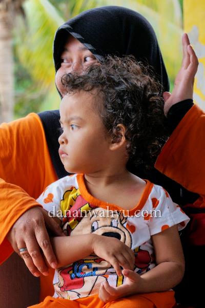 Kompak - Pulau Tunjuk , Batam. Apa ya yang membuatku meniru Bunda. Jika ia melirik ke kanan, aku ikut melirik ke kanan. Jika ia melirik ke kiri, aku melirik ke kiri. Ketika ia menggerakan tangan kanannya, spontan aku turut serta. 