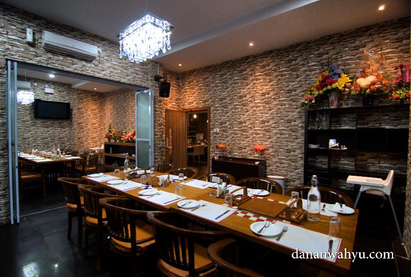 Ruang makan indoor untuk rapat dan seminar