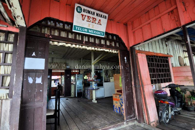 Kedai Vera , tempat membeli tiket sekaligus persinggahan speed boat