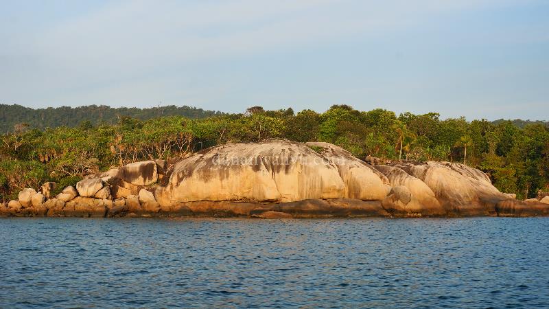 batu granit besar menjulang ciri khas kepulauan di Anambas