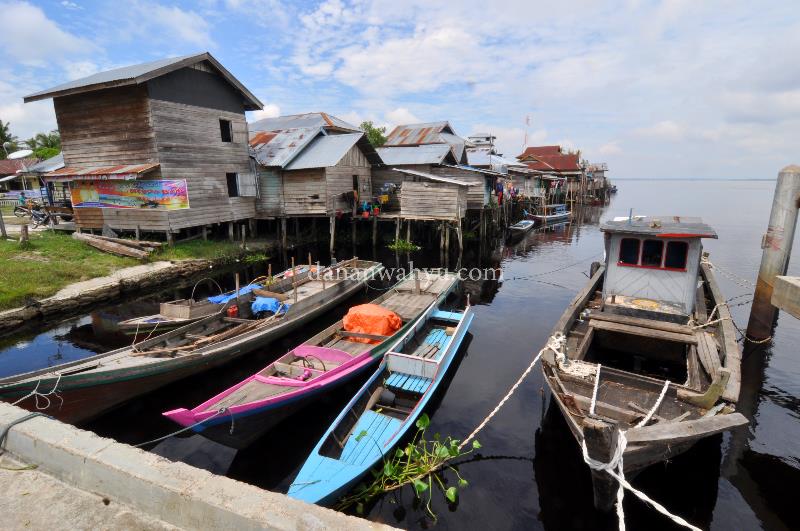 pelabunan kecil di desa Teluk Meranti 