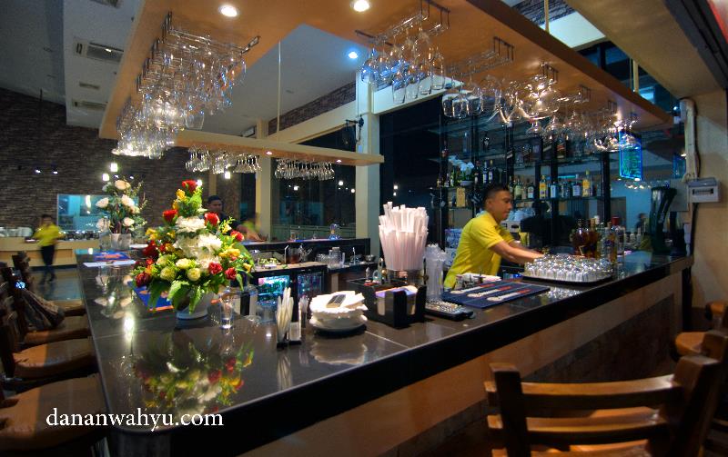 Bar melengkapi The Pier Cafe and Grill