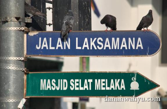 Penunjuk jalan menuju Masjid Selat Melaka 