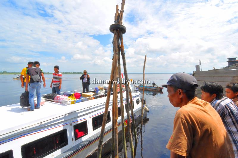 Menanti kapal dari Selat Panjang 