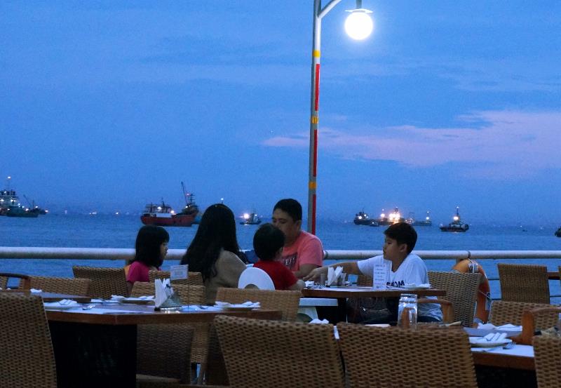 Kebersamaan bersama keluarga di The Pier Cafe & Grill