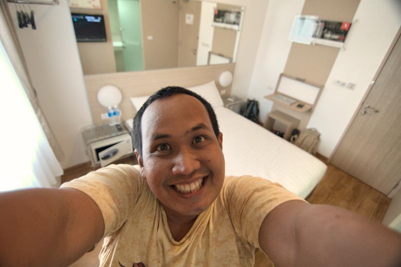 Selfie, sebelum kamar diacak-acak