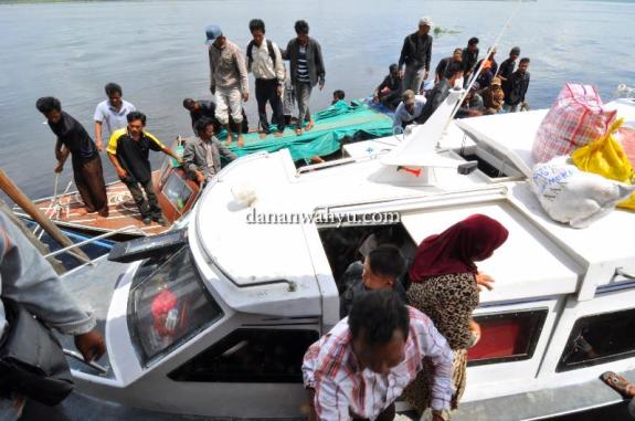 Penumpang berhamburan turun , menuju kedai makan