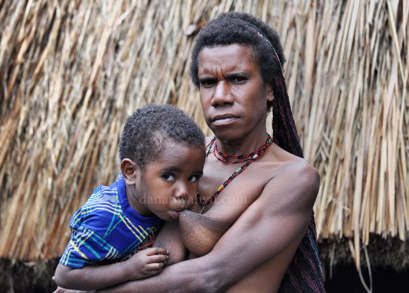 Sabar - Kurulu, Wamena. Anak lelaki itu tak benar-benar dahaga. Sesekali tangannya memainkan puting dan mengulum lainnya lalu melepas tanpa rasa bersalah. Meski terasa nyeri, Bunda tak mengeluh , diam dan tetap bersabar.