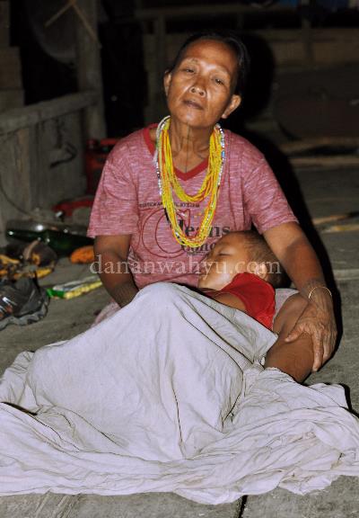 Lelap - Desa Rorogot, Mentawai. Peraduan paling nyaman di muka bumi adalah pangkuan Bunda. Meski tak ada kasur atau bantal empuk, senandung dan buaiannya mengantar ke dalam mimpi terdalam.