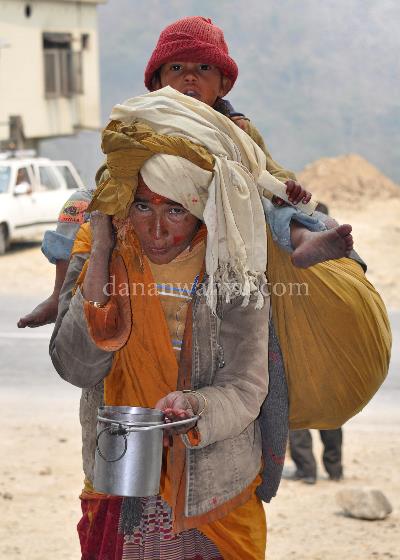Bekerja - Pokhara, Nepal. Aku tak pernah tahu Bunda bekerja apa, yang aku tahu kami tak pernah berpisah. Jika harus berjalan jauh , aku duduk di atas pundaknya dan menutupi wajahku dengan topinya. Bunda selalu mengiba kepada orang di jalan sambil mengayunkan wadah kaleng.