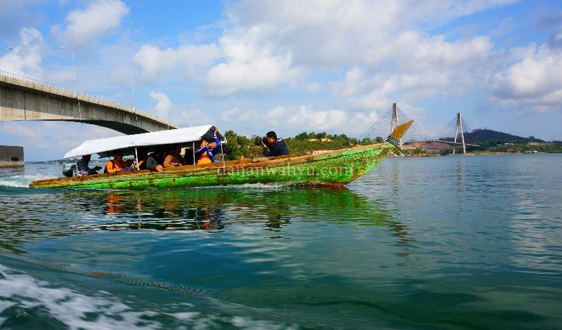 berlayar dari pelabuhan kecil di bawah jembatan dua Barelang