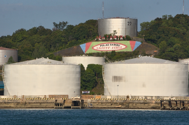 tangki besar pengepul minyak pulau Sambu