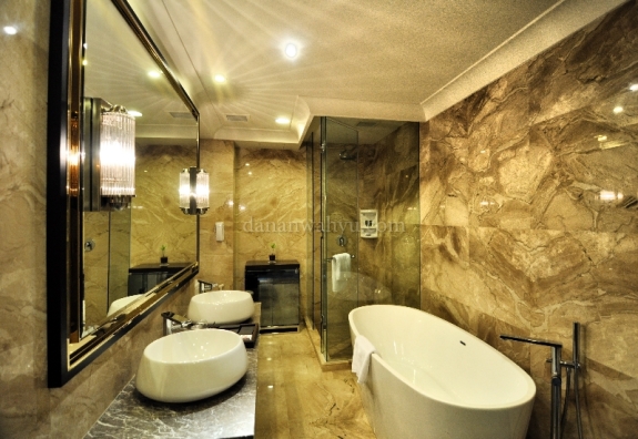 kamar mandi berinding granit di Suite Room dan Deluxe Apartement