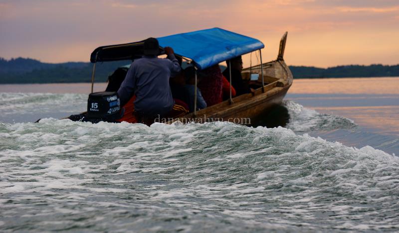 pulang meninggalkan pulau Tunjuk