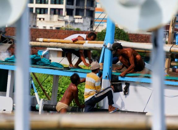 bahu membahu memperbaiki kapal 