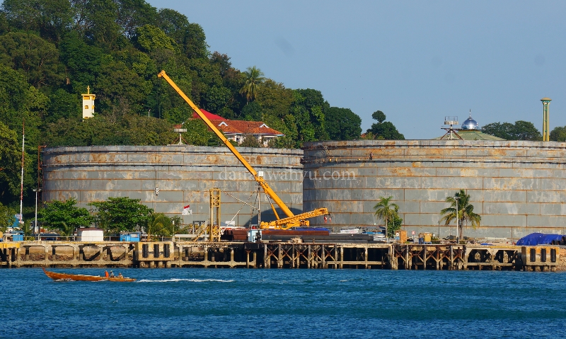 pulau Sambi dan sisa kejayannya , perhatikan ada rumah besar di belang sana