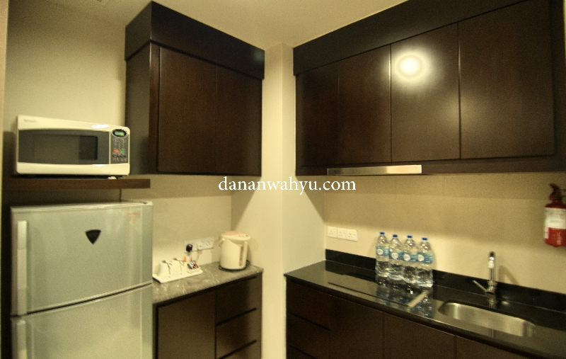 pantry dilengkapi microweave, kulkas dan kompor listrik 