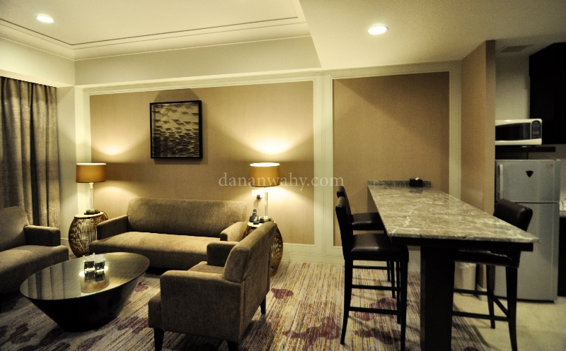 selain pantry Deluxe Apartemen memiliki meja makan panjang