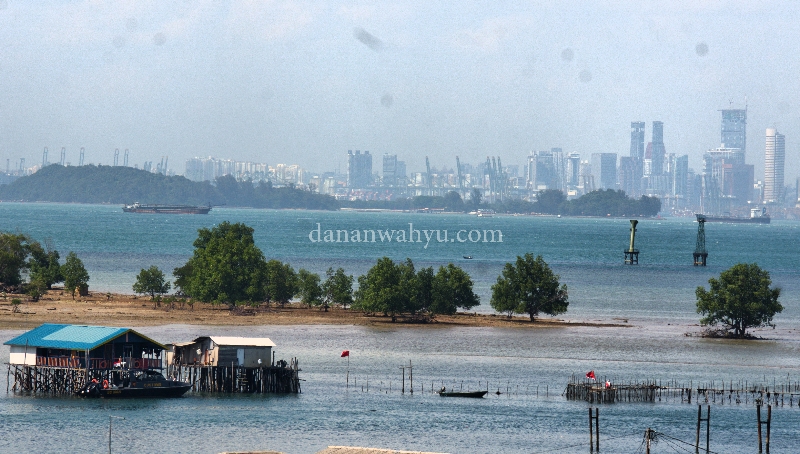 Pulau Lengkana dengan latar belakang Singapura