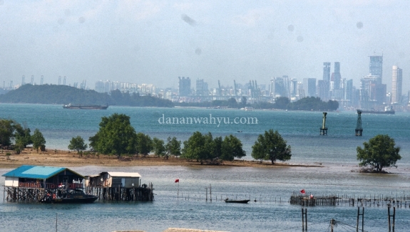 Pulau Lengkana dengan latar belakang Singapura 