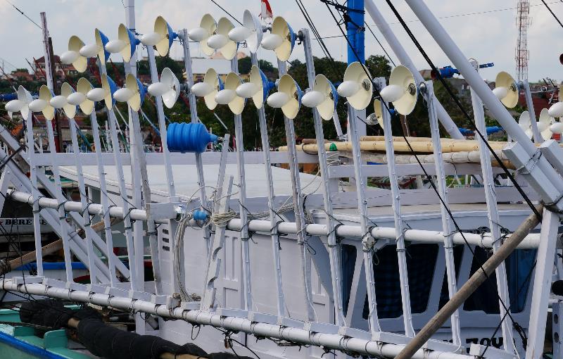 kapal nelayan besar dan lampu-lampunya 